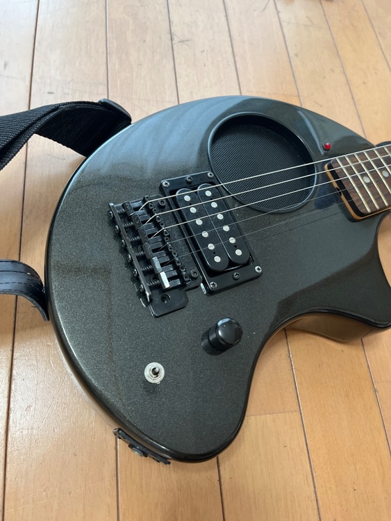 アンプ内蔵ギター　　品名不明（ピアノ・楽器・PA機材）の商品画像 - 査定依頼日：2025年9月20日 - 最高査定価格：5,000円