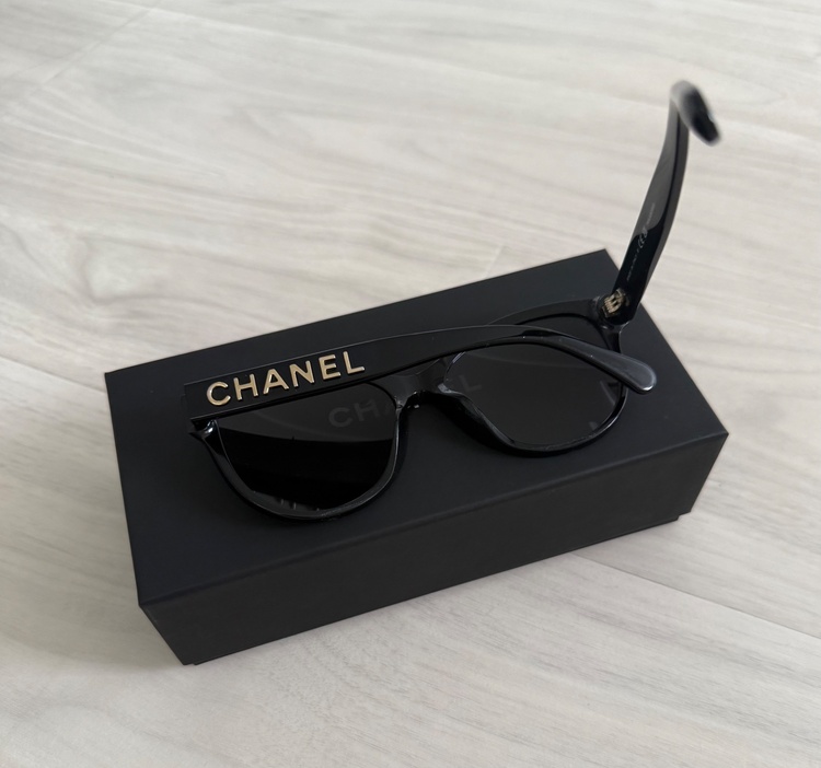 CHANEL シャネル サングラス 5458 レディース ボストン型 フルリム セルフレーム メタルロゴ アイウェア（古着・ファッション）の商品画像 - 査定依頼日：2026年8月15日 - 最高査定価格：6,000円