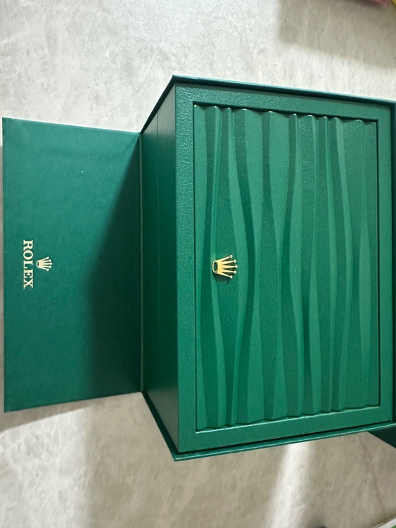 ロレックス GMTマスター 126710blnq（高級時計）の商品画像 - 査定依頼日：2025年10月6日 - 最高査定価格：2,620,000円