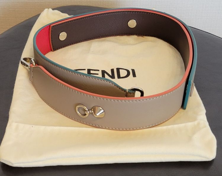 FENDI　ストラップユー　グレージュ（ブランド財布・小物）の商品画像 - 査定依頼日：2022年6月24日 - 最高査定価格：7,000円