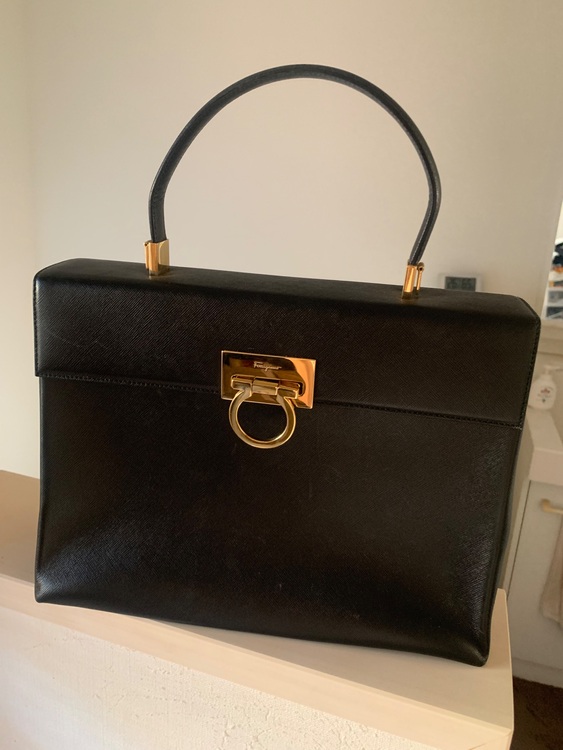フェラガモ　ハンドバッグ（ブランドバッグ）の商品画像 - 査定依頼日：2025年9月26日 - 最高査定価格：12,000円