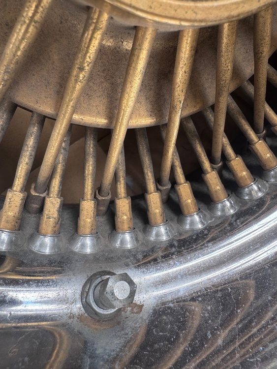 DAYTON WIRE WHEEL デイトン ワイヤーホイール タイヤ付き（カー用品）の商品画像 - 査定依頼日：2026年6月25日 - 最高査定価格：8,000円
