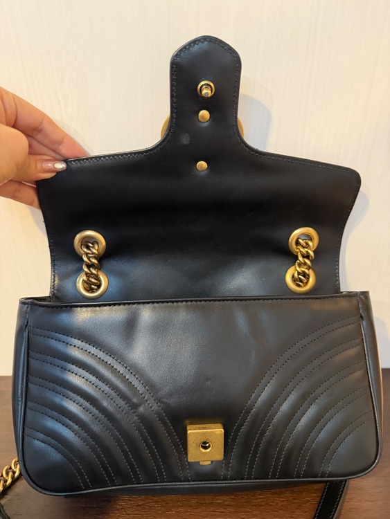 GUCCI GGマーモント ミディアム ショルダーバッグ（マトラッセレザー／ブラ（ブランドバッグ）の商品画像 - 査定依頼日：2025年10月7日 - 最高査定価格：160,000円