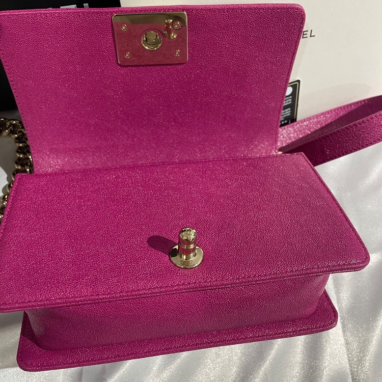 CHANELボーイシャネル マトラッセフューシャピンク/マゼンタ キャビアスキン（ブランドバッグ）の商品画像 - 査定依頼日：2025年12月13日 - 最高査定価格：450,000円