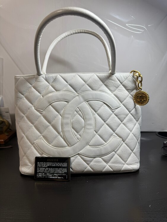 白（ブランドバッグ）の商品画像 - 査定依頼日：2025年1月11日 - 最高査定価格：82,000円