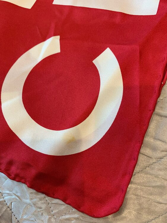 CHANELスカーフシルク80✖️80 （古着・ファッション）の商品画像 - 査定依頼日：2025年3月6日 - 最高査定価格：7,000円