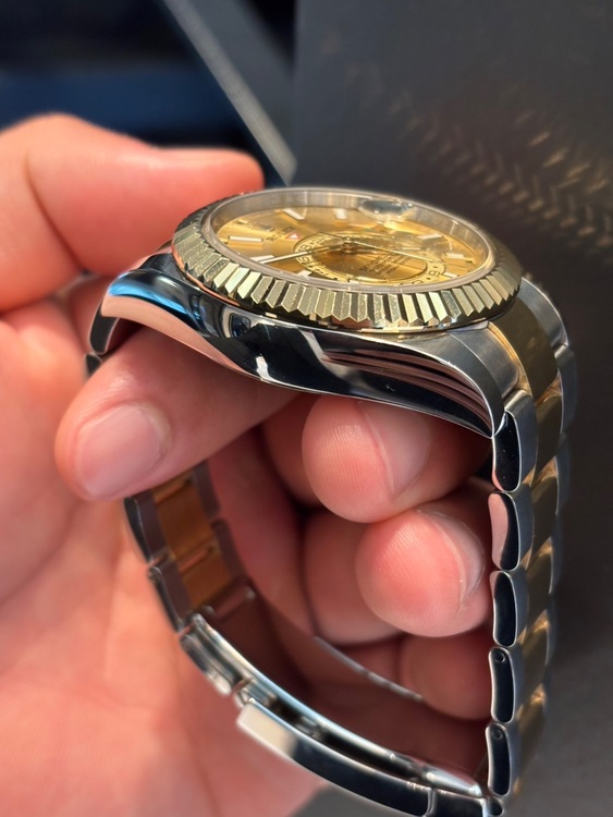 ロレックス スカイドゥエラー 326933（高級時計）の商品画像 - 査定依頼日：2025年9月3日 - 最高査定価格：2,700,000円