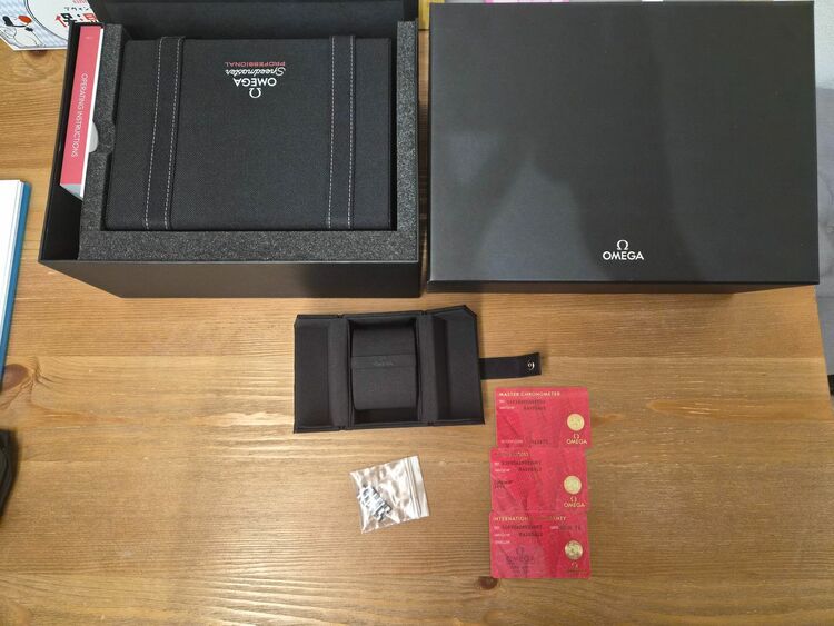 ムーンウォッチ プロフェッショナ﻿ル 42 mm￥1,276,000（高級時計）の商品画像 - 査定依頼日：2025年9月1日 - 最高査定価格：950,000円