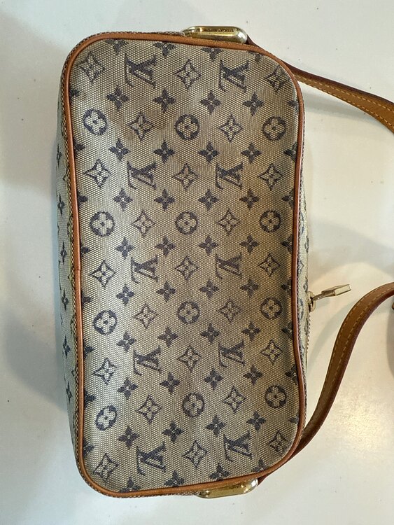 ショルダーバック（ブランドバッグ）の商品画像 - 査定依頼日：2025年5月3日 - 最高査定価格：5,000円