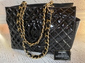 デカココ　エナメルチェーントートバック（ブランドバッグ）の商品画像 - 査定依頼日：2022年5月4日 - 最高査定価格：60,000円