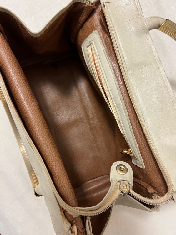 FENDI Wave Stitch Hand Bag（ブランドバッグ）の商品画像 - 査定依頼日：2026年2月22日 - 最高査定価格：15,000円