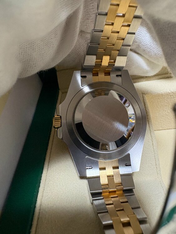 ロレックス GMTマスター 126713GRN（高級時計）の商品画像 - 査定依頼日：2026年1月7日 - 最高査定価格：3,280,000円