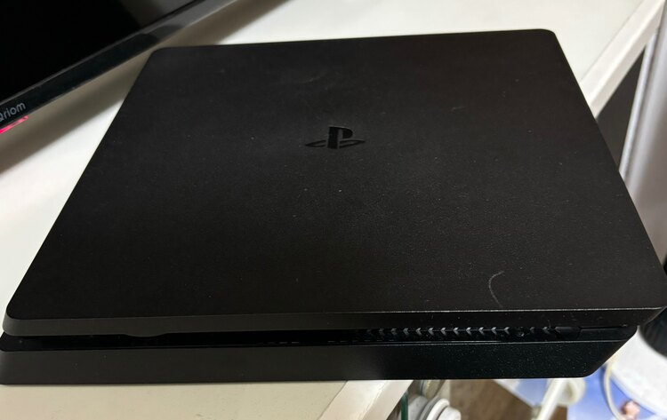 PlayStation4 本体（ゲーム機本体・ゲームソフト）の商品画像 - 査定依頼日：2024年12月21日 - 最高査定価格：10,000円