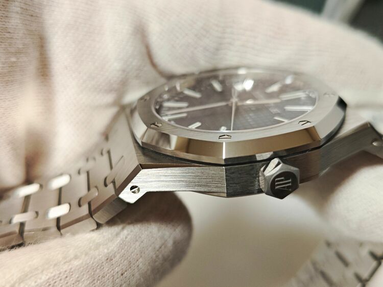 ロイヤルオーク ブラック15510ST（高級時計）の商品画像 - 査定依頼日：2025年11月29日 - 最高査定価格：6,820,000円