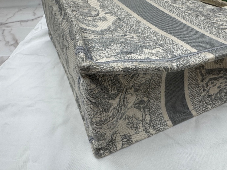 ミディアムグレーブックトート50-MA0272（ブランドバッグ）の商品画像 - 査定依頼日：2025年9月14日 - 最高査定価格：125,000円