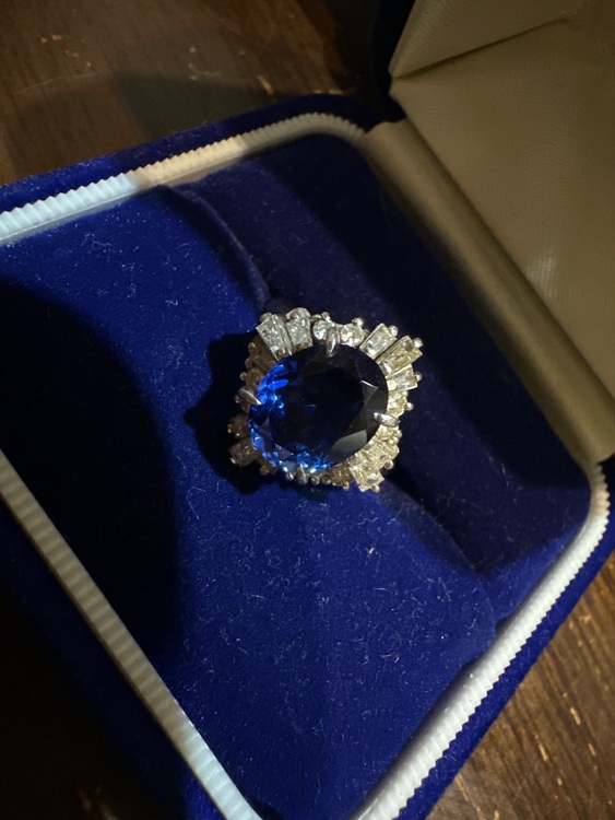 サファイア、メレダイヤ付きプラチナ900リング（金・貴金属）の商品画像 - 査定依頼日：2025年6月22日 - 最高査定価格：3,000,000円