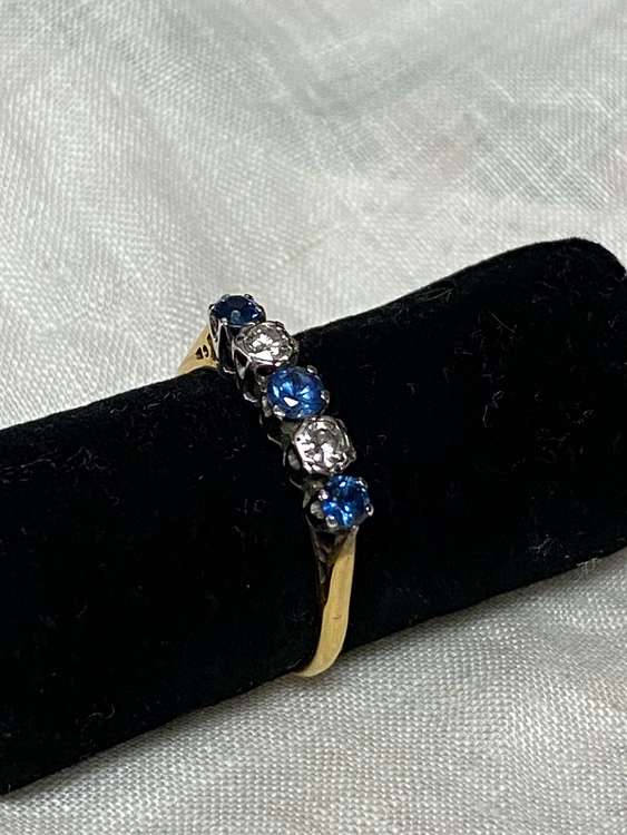 イギリスのアンティークリング　18金　サファイヤ　重さは2.2g 18金、サファ（金・貴金属）の商品画像 - 査定依頼日：2023年10月4日 - 最高査定価格：16,000円