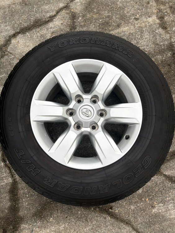 ランドクルーザープラド　タイヤホイールセット（カー用品）の商品画像 - 査定依頼日：2025年4月11日 - 最高査定価格：8,000円