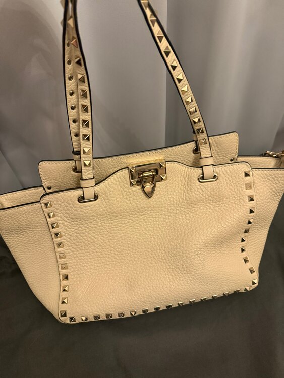 ヴァレンティノ　ロックスタッズ（ブランドバッグ）の商品画像 - 査定依頼日：2025年4月14日 - 最高査定価格：40,000円