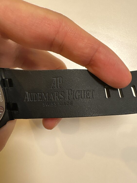 オーデマピゲロイヤルオークオフショア（高級時計）の商品画像 - 査定依頼日：2025年2月8日 - 最高査定価格：2,300,000円