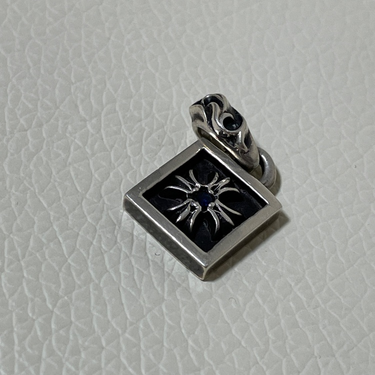 サファイア フレームド ペンダントトップ CHプラス ネックレス（古着・ファッション）の商品画像 - 査定依頼日：2026年3月24日 - 最高査定価格：120,000円