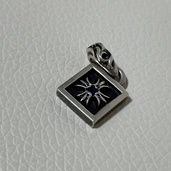 サファイア フレームド ペンダントトップ CHプラス ネックレス（古着・ファッション）の商品画像 - 査定依頼日：2026年3月24日 - 最高査定価格：120,000円