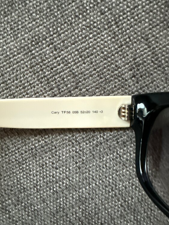 TOM FORDサングラス Cary TF58 05B（古着・ファッション）の商品画像 - 査定依頼日：2025年5月17日 - 最高査定価格：4,100円