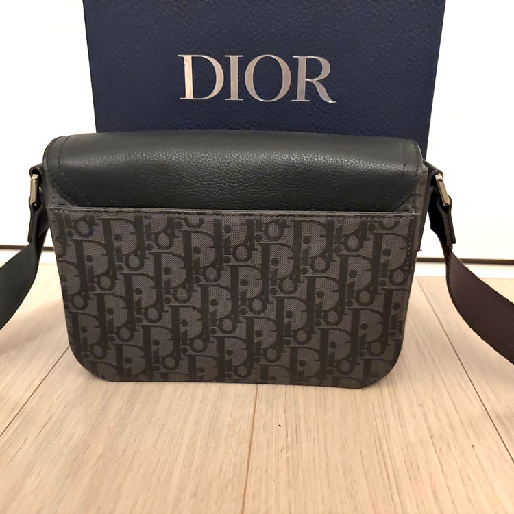 ディオール　オブリーク サドル フラップ メッセンジャーバッグ　スモール　黒　ジ（ブランドバッグ）の商品画像 - 査定依頼日：2026年1月9日 - 最高査定価格：160,000円