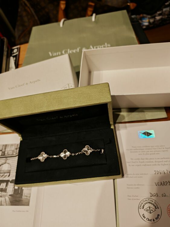 ヴァンクリーフアーペル ヴィンテージアルハンブラブレスレット ギヨシェ5モチーフ（宝石）の商品画像 - 査定依頼日：2025年10月3日 - 最高査定価格：900,000円