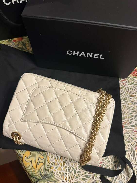 シャネルショルダーバッグ　マトラッセ　白　2.55（ブランドバッグ）の商品画像 - 査定依頼日：2025年4月24日 - 最高査定価格：400,000円