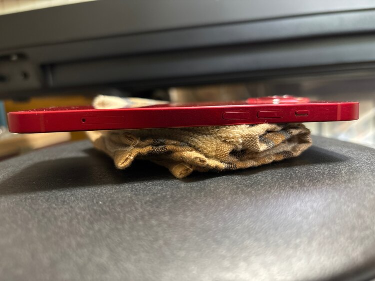 iPhone 13 128GB レッド（スマホ）の商品画像 - 査定依頼日：2025年5月4日 - 最高査定価格：32,000円