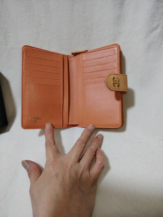 マトラッセ キャビアスキン ゴールド金具 二つ折り財布（ブランドバッグ）の商品画像 - 査定依頼日：2026年9月29日 - 最高査定価格：100,000円