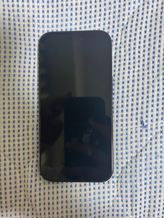 iPhone15ブラック　赤ロムです。（スマホ）の商品画像 - 査定依頼日：2025年6月8日 - 最高査定価格：73,000円