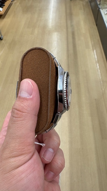 ロレックス GMTマスター 16710BLRO（高級時計）の商品画像 - 査定依頼日：2026年3月6日 - 最高査定価格：1,800,000円