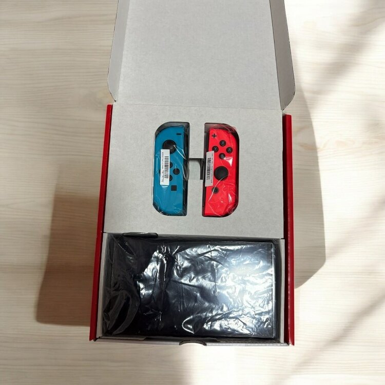 NintendoSwitch有機EL（ゲーム機本体・ゲームソフト）の商品画像 - 査定依頼日：2025年5月19日 - 最高査定価格：20,100円