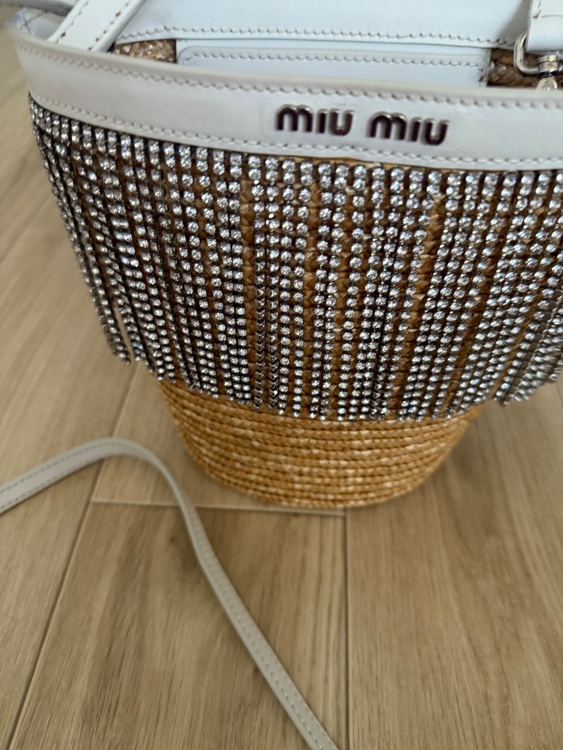 MiuMiu ロゴ クリスタルフリンジ ラフィア バケットバッグ（ブランドバッグ）の商品画像 - 査定依頼日：2026年10月15日 - 最高査定価格：100,000円
