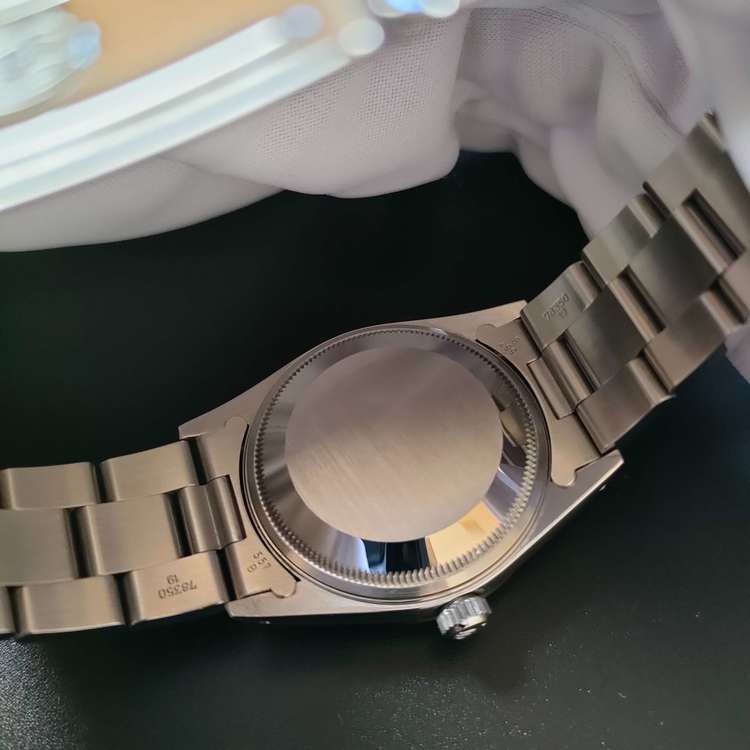 オイスターパーペチュアル デイトRef.15200（高級時計）の商品画像 - 査定依頼日：2022年9月28日 - 最高査定価格：530,000円