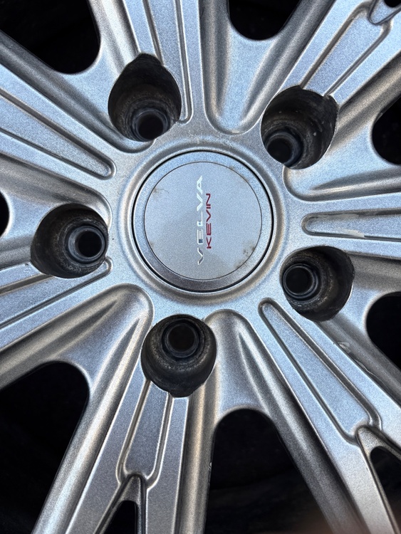 アルミ付きスタッドレスタイヤ（カー用品）の商品画像 - 査定依頼日：2026年4月12日 - 最高査定価格：5,000円