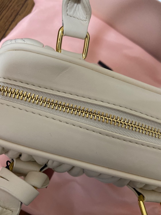 ミュウミュウ  （ブランドバッグ）の商品画像 - 査定依頼日：2025年6月17日 - 最高査定価格：100,000円