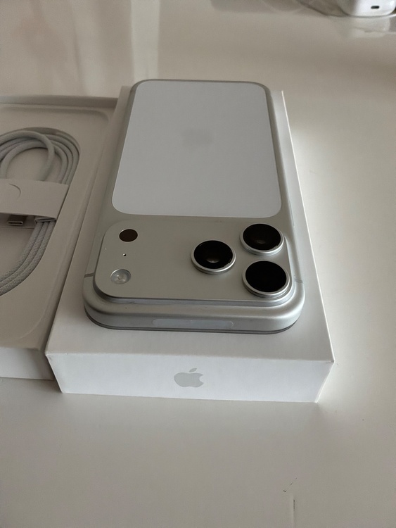iPhone iPhone 17 Pro Max 256GB SIMフリー（スマホ）の商品画像 - 査定依頼日：2026年9月19日 - 最高査定価格：167,500円