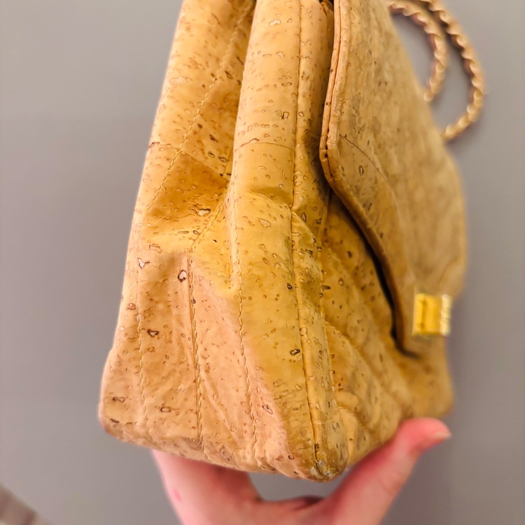 CHANEL 2.55 コルクレザー Vステッチ チェーンショルダー（ブランドバッグ）の商品画像 - 査定依頼日：2026年2月16日 - 最高査定価格：170,000円