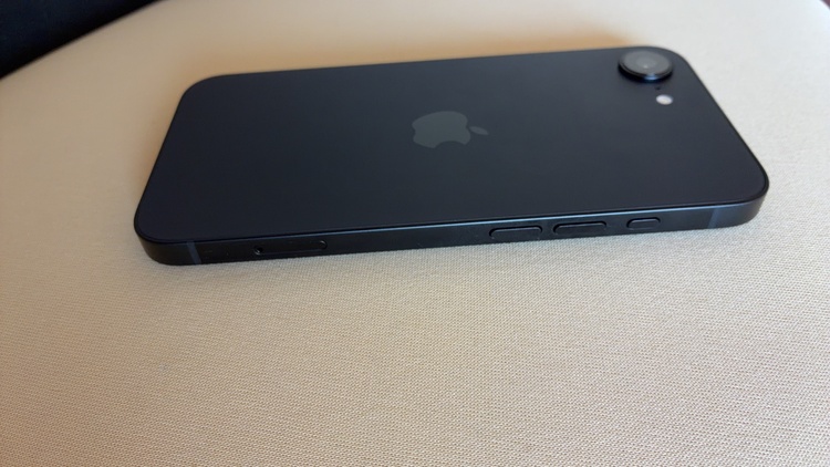 iPhone iPhone 16e 256GB au（スマホ）の商品画像 - 査定依頼日：2026年8月12日 - 最高査定価格：72,000円