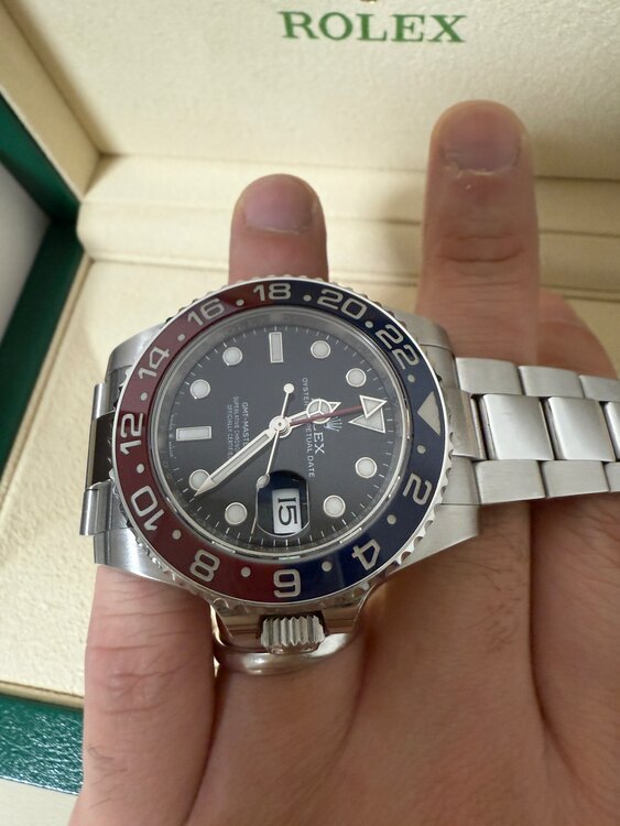 ロレックス GMTマスター 126710blr（高級時計）の商品画像 - 査定依頼日：2024年12月17日 - 最高査定価格：2,860,000円