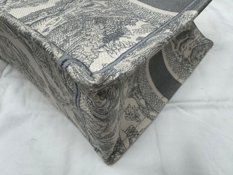 ミディアムグレーブックトート50-MA0272（ブランドバッグ）の商品画像 - 査定依頼日：2025年9月14日 - 最高査定価格：125,000円