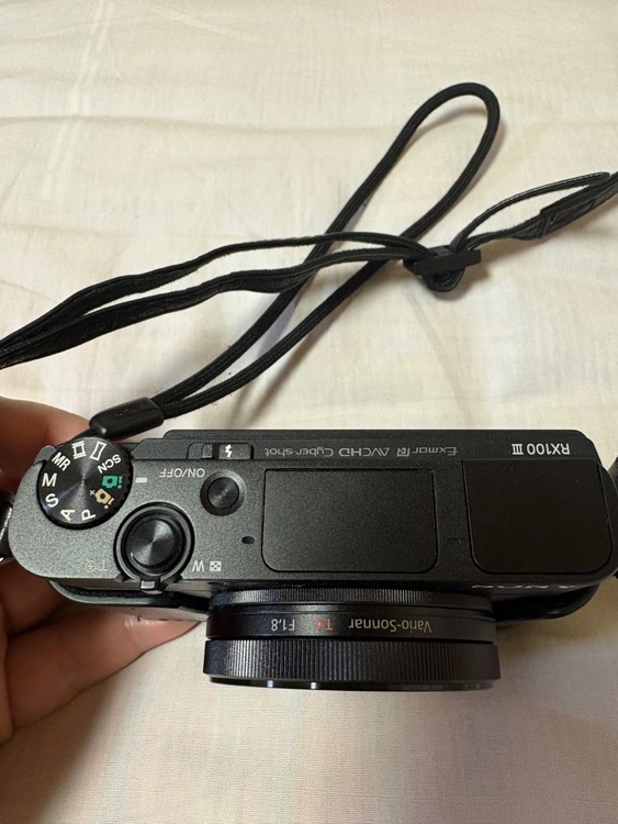* Cyber-shot * DSC-RX100M3（RX100 III）（カメラ）の商品画像 - 査定依頼日：2026年5月18日 - 最高査定価格：42,000円