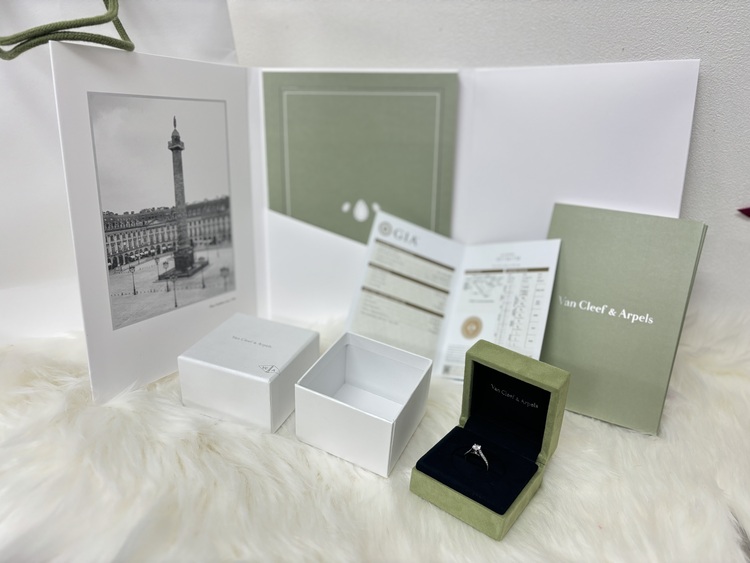 Van Cleef & Arpels ロマンス　指輪　ダイヤモンド0.5カラット（宝石）の商品画像 - 査定依頼日：2024年6月7日 - 最高査定価格：300,000円