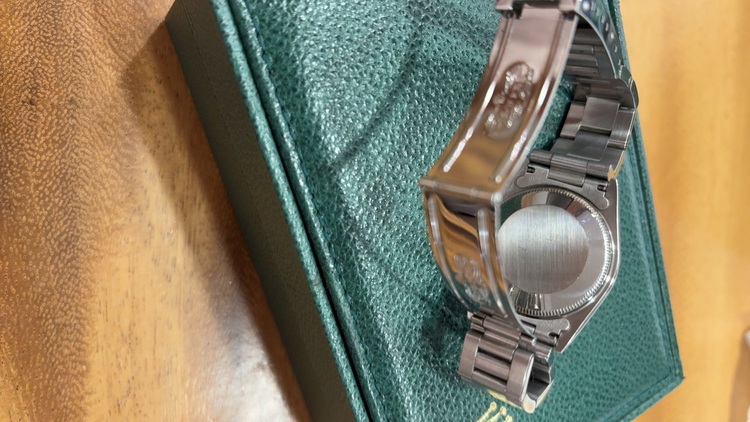 オイスターパーペチュアルブラックSS オイスター77080（高級時計）の商品画像 - 査定依頼日：2025年9月24日 - 最高査定価格：600,000円