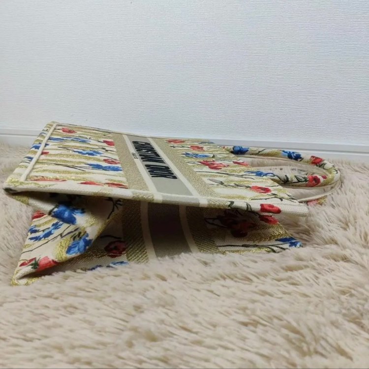 ブックトート 花柄（ブランドバッグ）の商品画像 - 査定依頼日：2023年9月1日 - 最高査定価格：300,000円