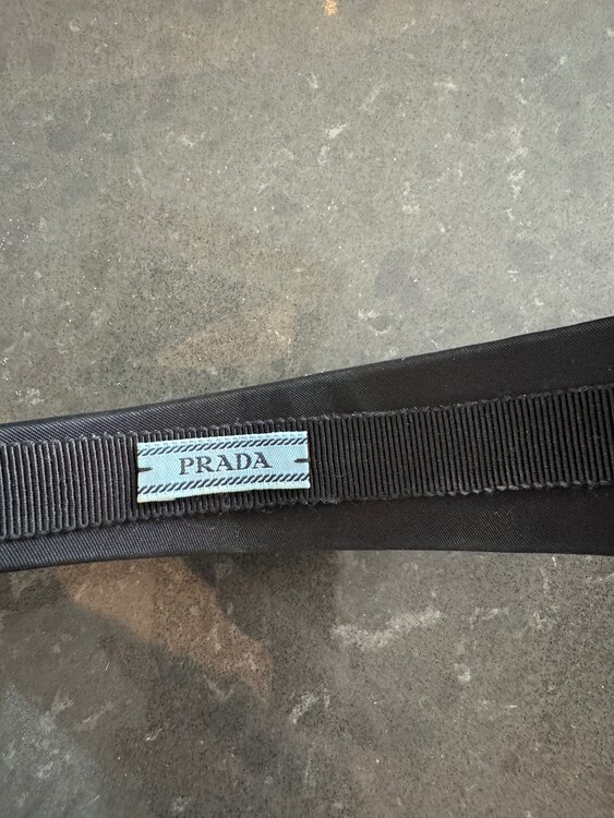 PRADAナイロンジャケット（古着・ファッション）の商品画像 - 査定依頼日：2025年2月6日 - 最高査定価格：35,000円