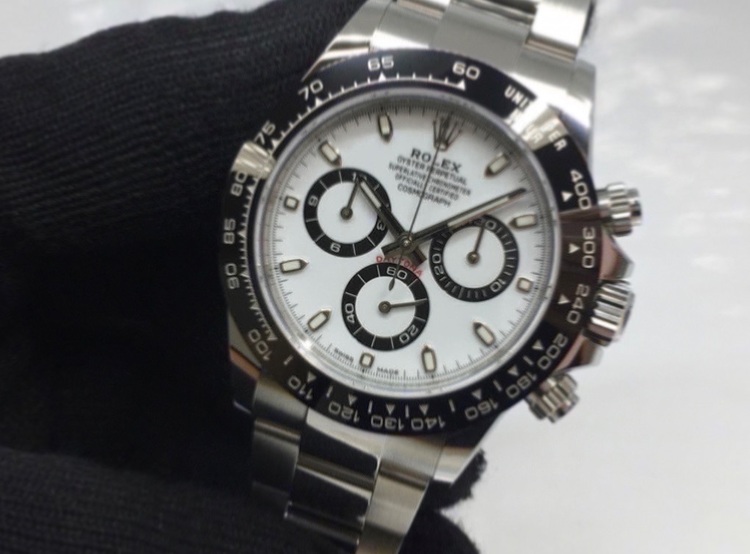 コスモグラフ デイトナ 116500LN（高級時計）の商品画像 - 査定依頼日：2022年7月26日 - 最高査定価格：4,150,000円